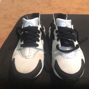 Nike youth Black and white Huarache sneakers